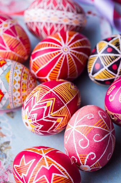 Bellissimo uovo di Pasqua Pysanka fatto a mano - tradizionale ucraino