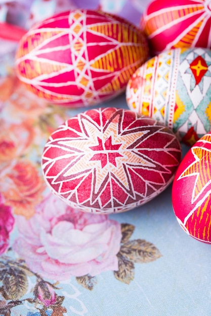 Bellissimo uovo di Pasqua Pysanka fatto a mano - tradizionale ucraino