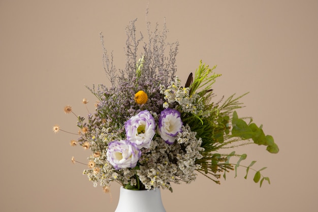 Bellissimo vaso di fiori in stile boho