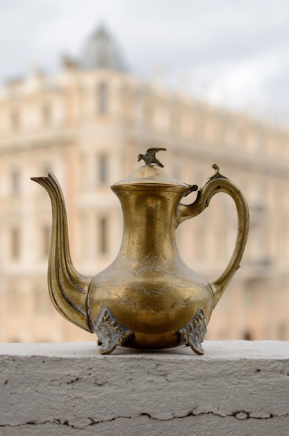 Bellissimo vaso in metallo dorato con incisione antica con coperchio apribile in stile indiano orientale per la decorazione domestica