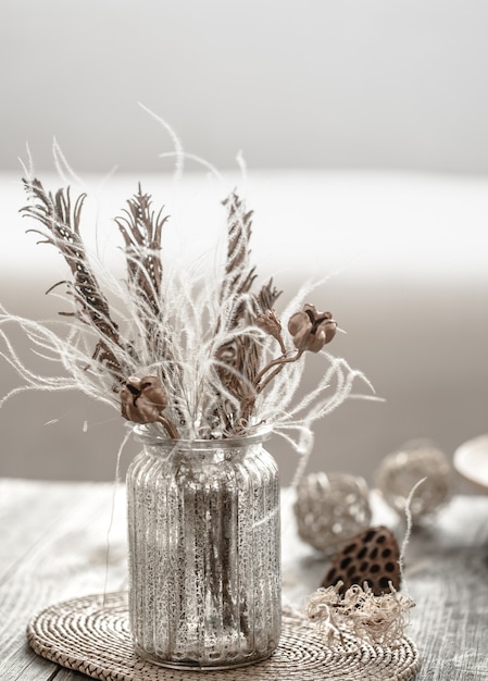 Bellissimo vaso still life con fiori secchi.