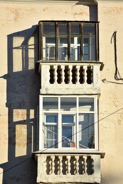 Bellissimo vecchio balcone sulla casa