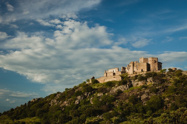 Bellissimo vecchio castello spagnolo su una collina e un bel cielo