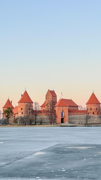 Bellissimo vecchio castello su uno stagno nel ghiaccio