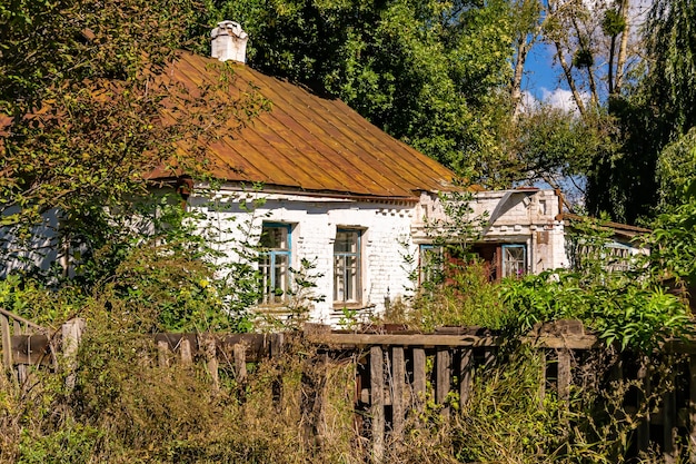 Bellissimo vecchio edificio abbandonato casa colonica in campagna su sfondo naturale fotografia costituito da vecchio edificio abbandonato casa colonica in erba selvatica vecchio edificio abbandonato casa colonica sopra il cielo