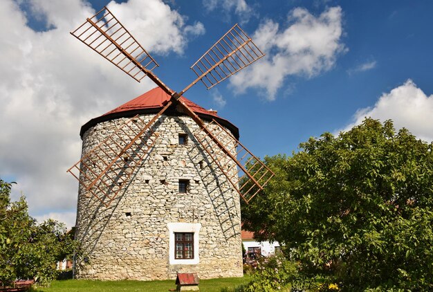 Bellissimo vecchio mulino a vento e paesaggio con il sole Ostrov u Macochy Repubblica Ceca Europa