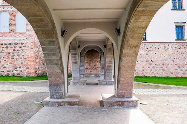 Bellissimo vecchio ponte in pietra ad arco. Architettura antica, vista dal basso.