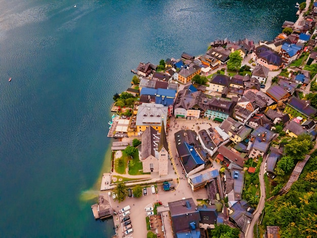 Bellissimo villaggio di montagna Hallstatt nelle Alpi austriache dall'alto regione del Salzkammergut Hallstatt Austria Vista dall'alto del drone aereo