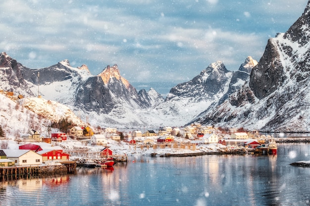 Bellissimo villaggio di pescatori con neve nella valle