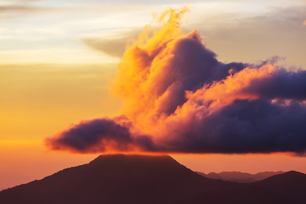 Bellissimo vulcano nel Parco Nazionale Cerro Verde in El Salvador al tramonto