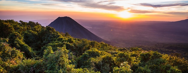 Bellissimo vulcano nel Parco Nazionale del Cerro Verde in El Salvador al tramonto