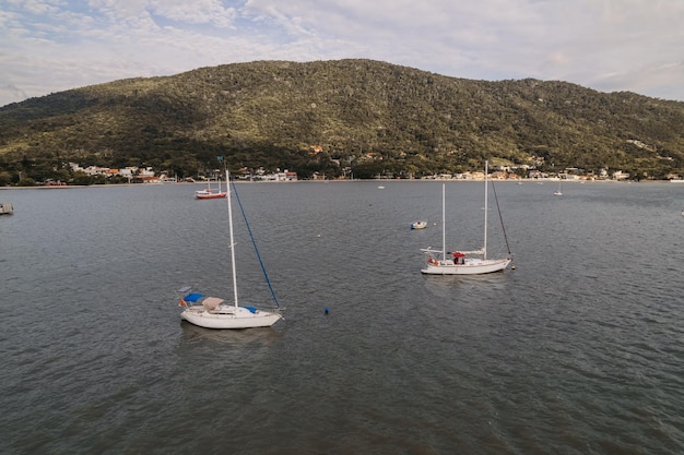 Bellissimo yacht al tramonto in una baia in brasile foto di alta qualità