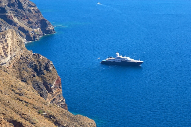 Bellissimo yacht di lusso nella baia di Santorini in Grecia