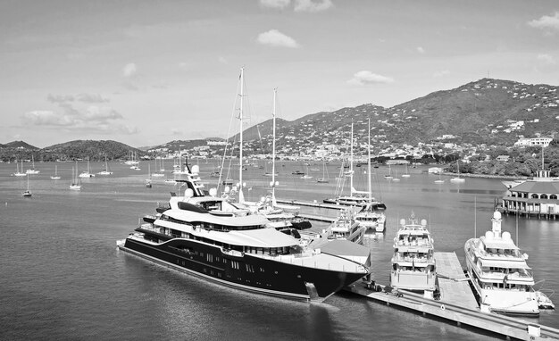 Bellissimo yacht nero a Saint Thomas USA