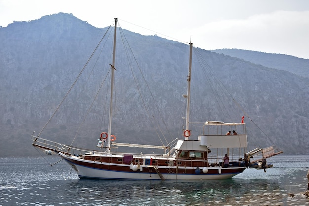 Bellissimo yacht sulla costa del mare in Turchia