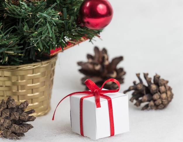 Bello albero di Natale su bianco