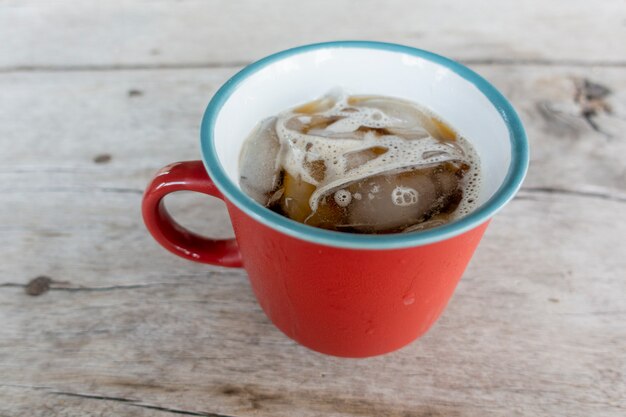 Bello caffè di ghiaccio sulla tavola di legno