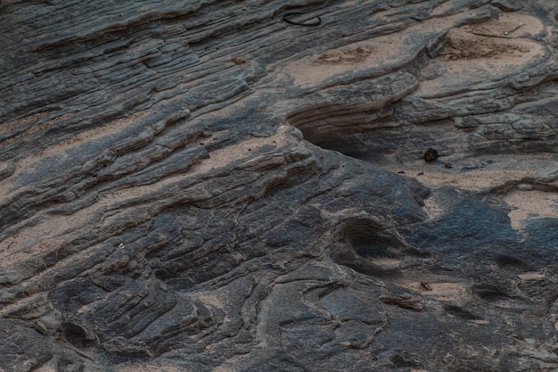 Bello canyon della roccia della priorità bassa al lato del fiume di maekhong