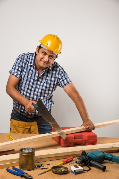 Bello carpentiere indiano o falegname in azione, isolato