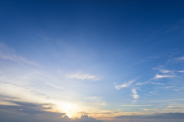 Bello cielo blu e fondo gonfio della nuvola bianca