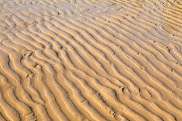 Bello cielo di sabbia di mare e giornata estiva