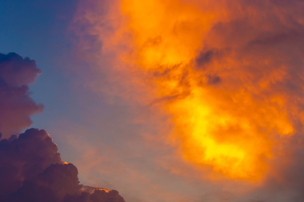 Bello cielo di tramonto variopinto per la priorità bassa della natura.