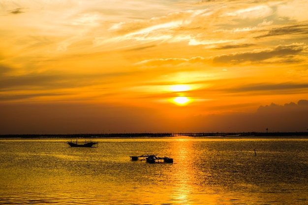 Bello cielo e tramonto crepuscolari sopra il mare