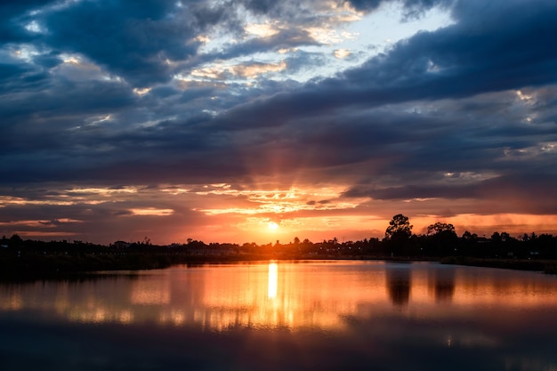 Bello cielo variopinto al tramonto sul lago.