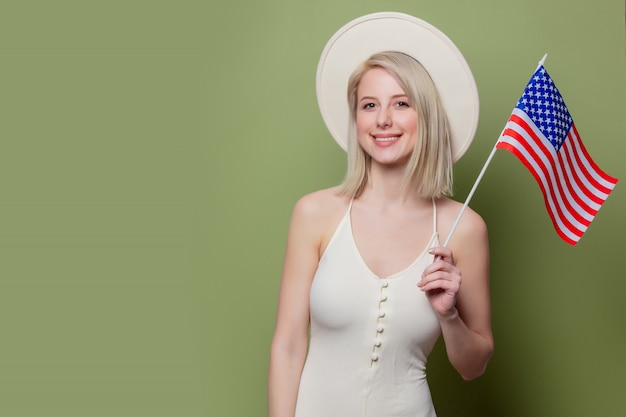 Bello cowgirl in un cappello con la bandiera degli Stati Uniti d'America