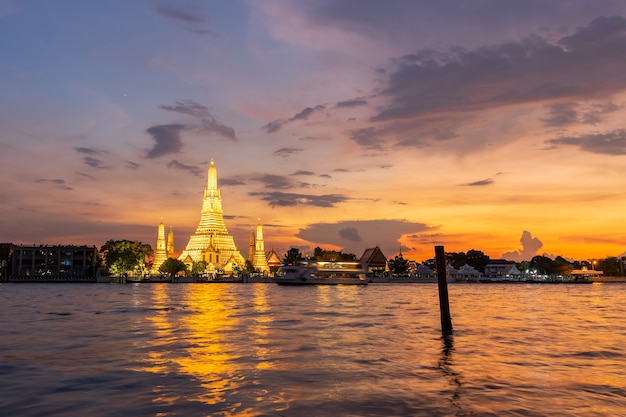 Bello fiume Chao Phraya del tempio del wat arun di tramonto, paesaggio Bangkok Tailandia