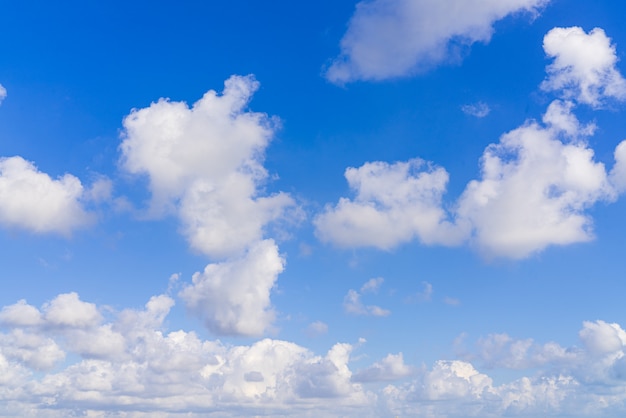 Bello fondo del cielo blu con le nuvole