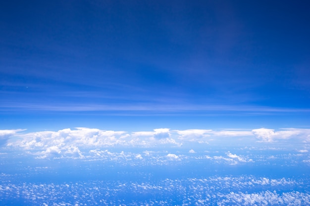 Bello fondo della natura del cielo e delle nuvole.