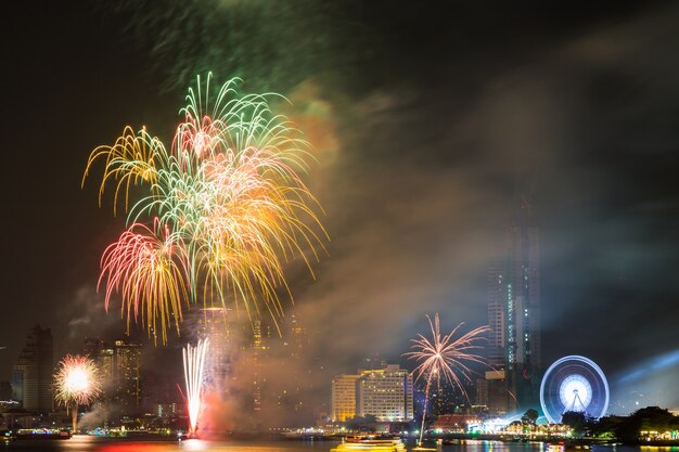 Bello fuoco d&#39;artificio sul fiume per la celebrazione sullo sfondo di notte