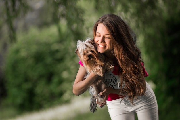 Bello gioco della donna con il cane nel parco