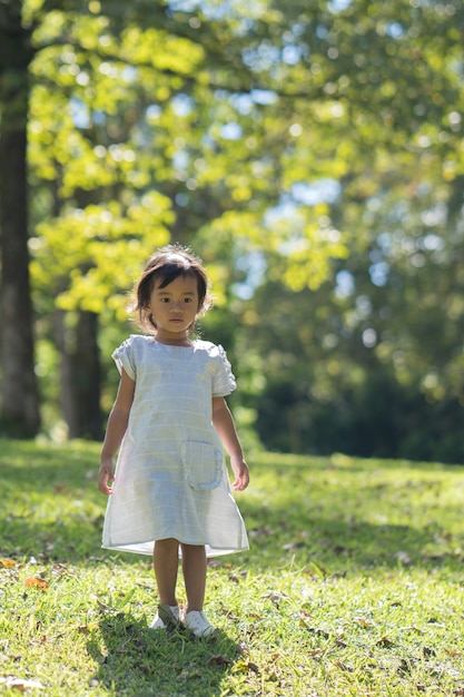 Bello giovane bambino nel parco