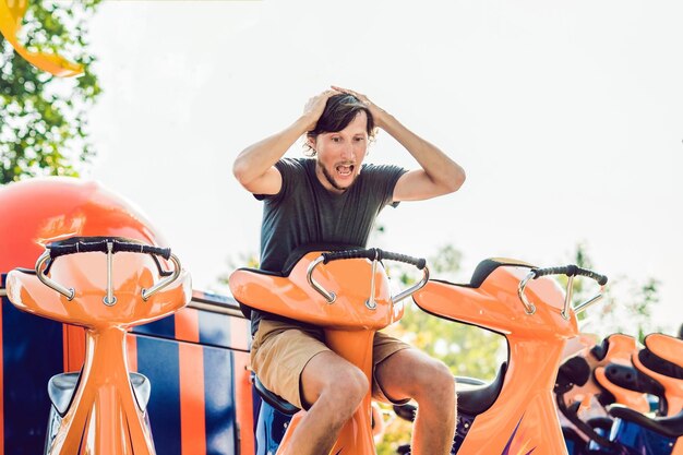 Bello, giovane che si diverte in un parco di divertimenti