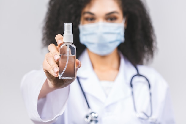 Bello giovane medico afroamericano in uniforme