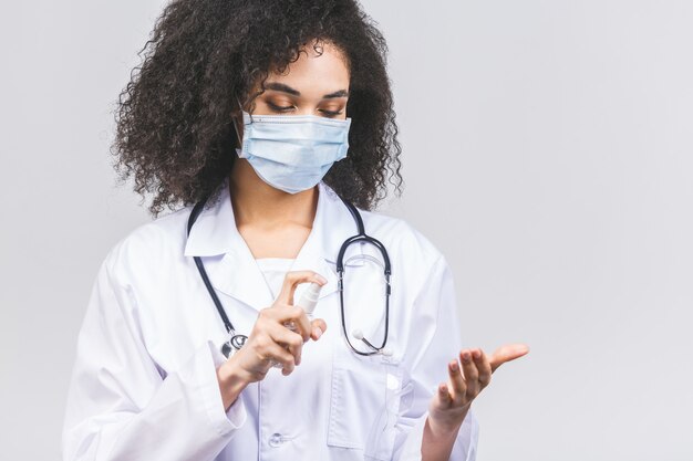 Bello giovane medico afroamericano in uniforme