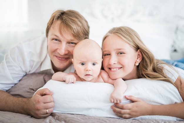 Bello giovane papà sorridente della mamma della famiglia