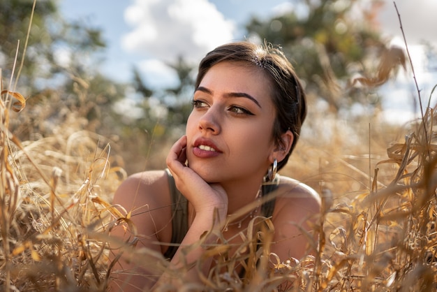 Bello giovane ritratto latino della donna dei capelli di scarsità all'aperto. Concetto di moda.