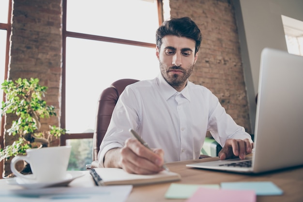 Bello imprenditore che lavora in ufficio