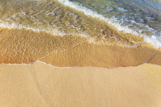 Bello litorale alla spiaggia sabbiosa tropicale nell'isola di Oahu, Hawai