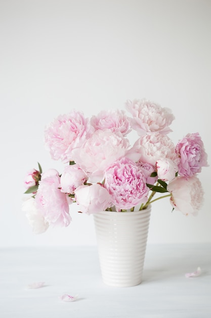 Bello mazzo rosa dei fiori della peonia in vaso