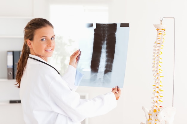 Bello medico con uno stetoscopio e una radiografia