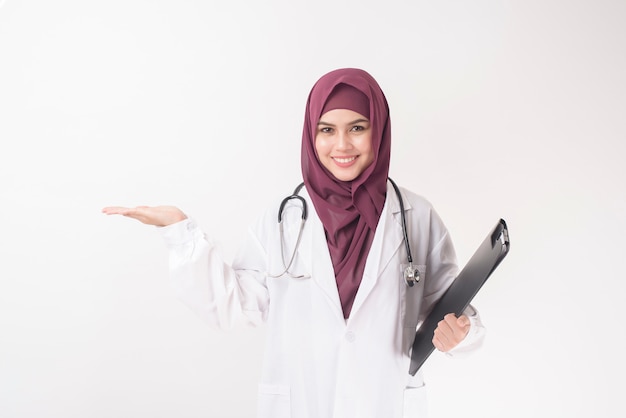 Bello medico della donna con il ritratto di hijab su fondo bianco