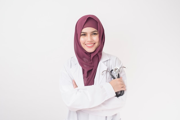 Bello medico della donna con il ritratto di hijab su fondo bianco