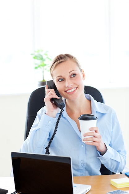 Bello medico femminile che parla sul telefono