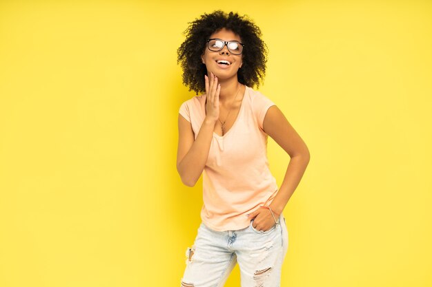 Bello modello femminile afroamericano che posa nello studio.