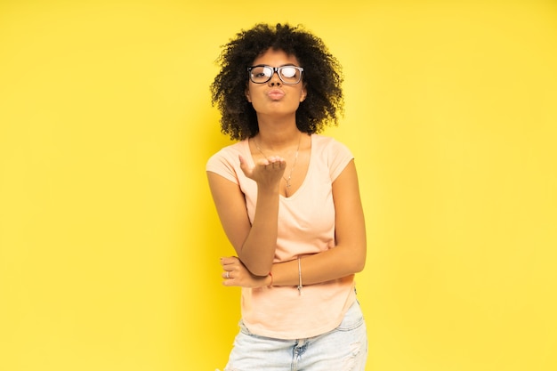 Bello modello femminile afroamericano che posa nello studio.