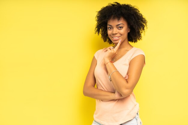 Bello modello femminile afroamericano che posa nello studio.